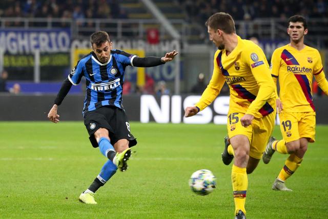 河南女孩展示非遗技艺，6年磨练独竹漂成就“水上轻功